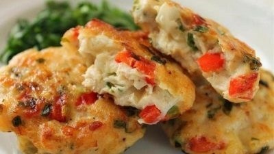 Ароматные овощи сопровождают нежные куриные котлетки