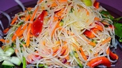 Овощи вкусно сочетаются с рисовой фунчозой.