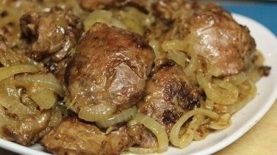 Лук и мука применяются для жарки куриной печени.