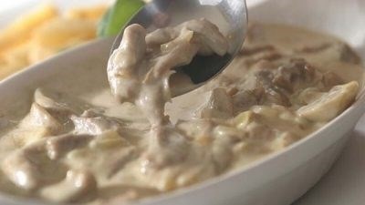 Блюдо из куриного мяса с ароматным чесноком и нежным соусом из сметаны