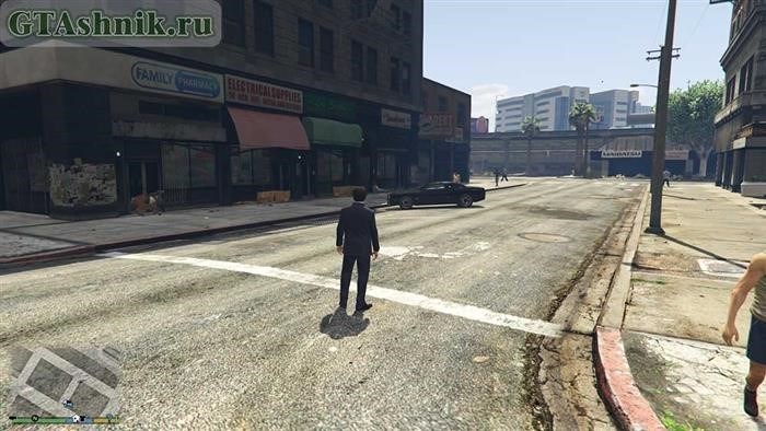 В переулке происходит миссия-гонка в игре GTA 5 на автомобиле Gauntlet.