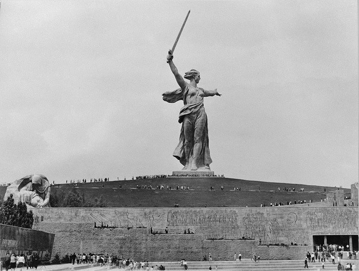 На вершине Мамаева кургана, расположенного в Волгограде, возвышается монументальное творение в виде скульптуры Родины-Матери.