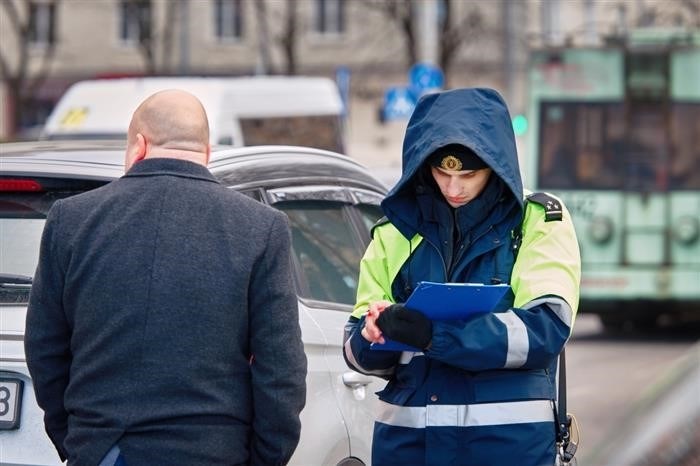 Штрафы - это непременное последствие нарушений Правил дорожного движения, которые регулярно наносятся на дорогах. Они являются своего рода предупреждением для водителей о том, что их неаккуратное поведение может повлечь за собой негативные последствия. Одним из таких способов контроля и наказания нарушителей является установка сплошной полосы Правил дорожного движения (ПДД) на разных участках дороги. Эта разметка играет важную роль в обеспечении безопасности всех участников движения, поскольку помогает регулировать скорость, ограничить обгон и предотвратить возможность аварий и происшествий.