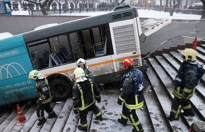 На месте аварии в автобусе у станции метро