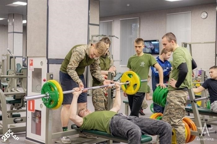 Мои товарищи, которые были со мной на сборах, до сих пор говорят мне. 'Привет, командир! ', - говорит студент 26-го университета КАДР, рассказывая о своей подготовке в центре «Авангард» (Фото 4). Фото 4.