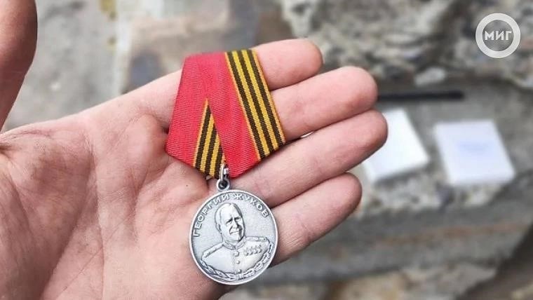 Как долго должен проработать сотрудник ГБУЗ, чтобы получить медаль «За выслугу лет»?