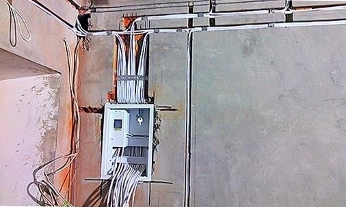Открытая электропроводка и неисправные электрические системы.