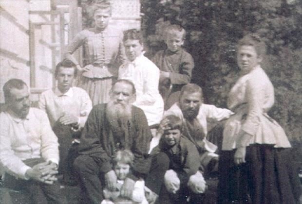 Семейное окружение и ранние отношения Льва Толстого
