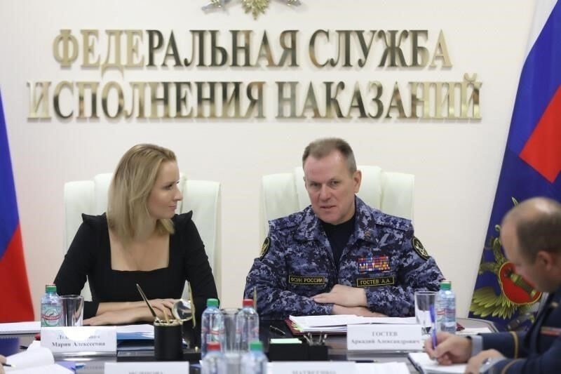 Возможности для заключенных также регулируются Федеральной службой исполнения наказаний (ФСИН), которая следит за тем, чтобы условия труда соответствовали национальным трудовым стандартам. Важно следовать официальному графику выполнения заданий, так как отклонение от него может повлиять на привилегии заключенного, например на частоту доставки посылок или вид продуктов, которые он может получать. Отправка посылок разрешена, но она должна осуществляться в строгом соответствии с правилами учреждения, с конкретными ограничениями на предметы, разрешенные в посылках.