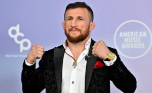 sopernik-petra-jana-za-titul-ufc-proigral-shvatku-v-raf-za-36-sekund-5530458.jpg